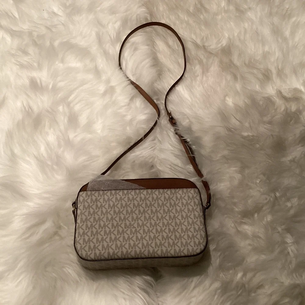 Jet Set Large Chain XBody Signature Logo Vanilla Crossbody NEW - Picture 3 of 4